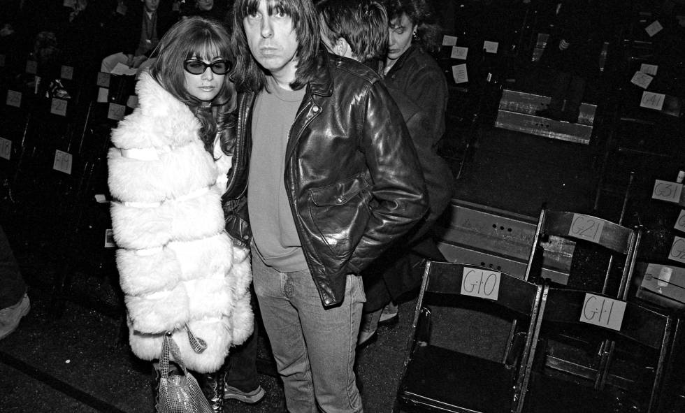Johnny Ramone con su mujer Linda, exnovia de Joey Ramone, en la Semana de la Moda de Nueva York en 1994. Johnny y Joey dejaron de hablarse en 1981, cuando Joey descubrió la relación de Johnny y Linda. Vitrina Rock