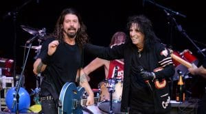Alice-Cooper-y-Dave-Grohl