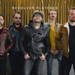 revolver plateado lobo vitrina rock